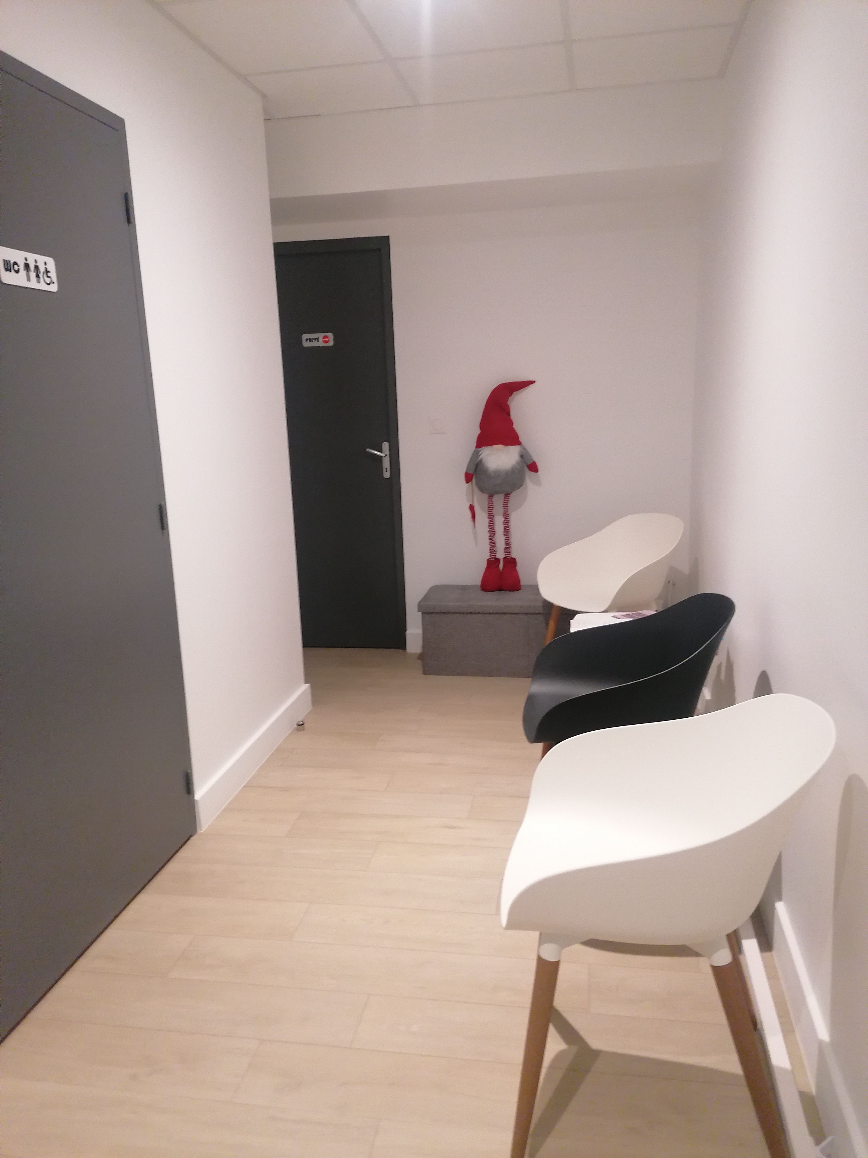 Couloir et salle d’attente du cabinet